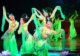 Dancing reproducing the Tang Dynasty's musical pomp